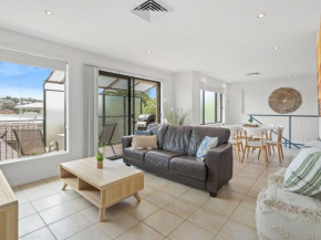 Spaciously Comfy Home With Balcony and BBQ, Terrigal